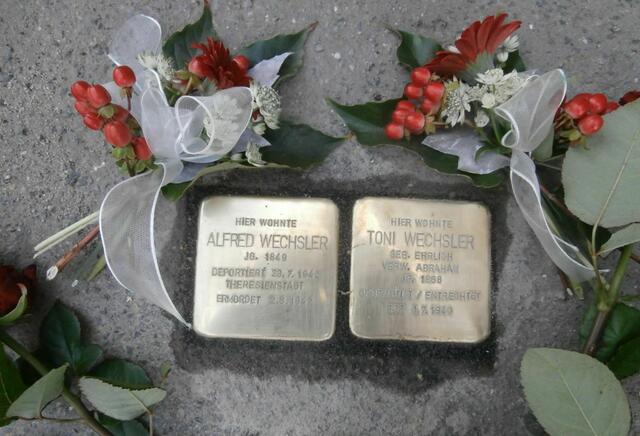 Yorckstraße 10: Stolpersteine für Alfred und Toni Wechsler.