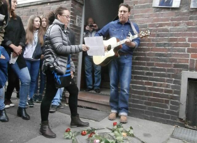 Stolpersteinverlegung Familie Katz, Laportestraße 24 A, Linden-Süd. Zur Überraschung aller sang Jacob  Gardner kein typisch jiddisches Lied, sondern in Englisch Martin Luthers Werk "Ein feste Burg ist unser Gott ("A Mighty Fortress is our God").