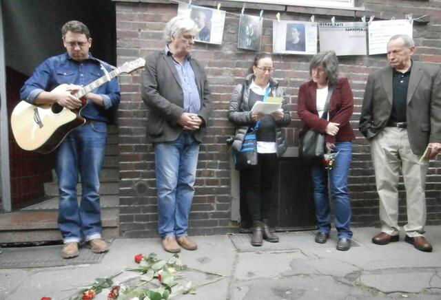 Laportestaße 24 A:  Keith Gardner (ganz rechts), Nachfahre der Familie Oskar Katz mit Sohn Jacob und Tochter Amy (1. und 3. von links).
