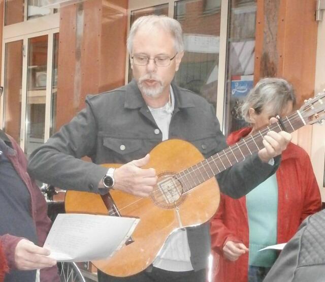 Kramerstraße 4: Jörg Meinke mit Gitarre trägt das Lied "Die Moorsoldaten" vor.