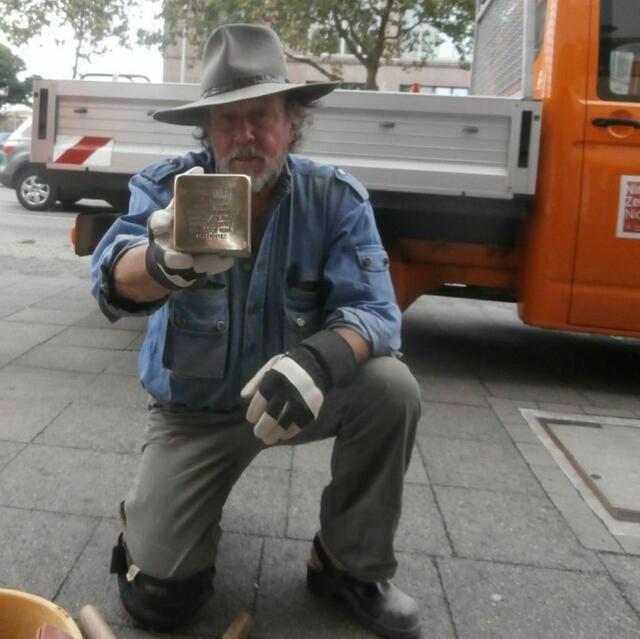 Vahrenwalder Straße 18: Stolperstein-Erfinder Gunter Demnig mit dem Stein für Dr. Arno Behrendt.