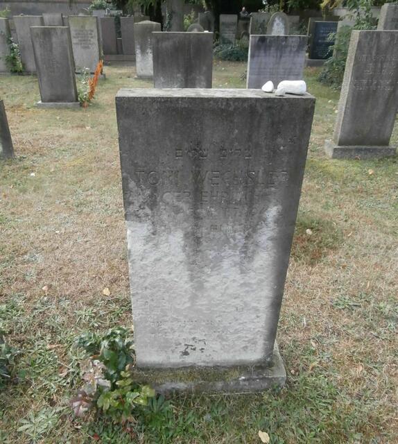 Yorckstraße 10: Grabstein Toni Wechsler, Jüdischer Friedhof Bothfeld. Bitte "Vollbild" anklicken.