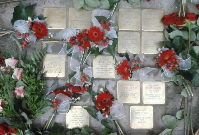 Waldstraße 38: 12 Stolpersteine für Bewohner des Hauses. Leider sind die Steine für die Familien Katz und Wertheimer durch Gegenlicht und mangelnde Polierung kaum zu lesen, siehe aber Text.