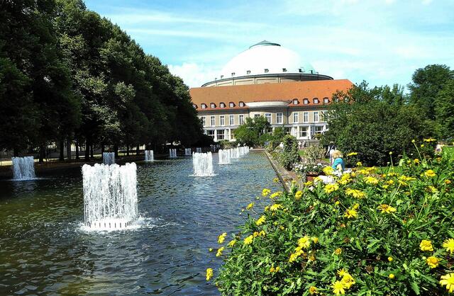 Fontänen Garten mit Stadthalle