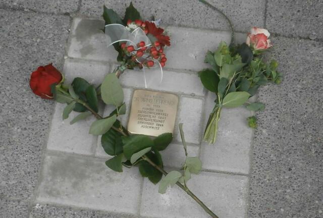 Vahrenwalder Straße 18: Stolperstein für den Arzt Dr. Arno Behrendt.