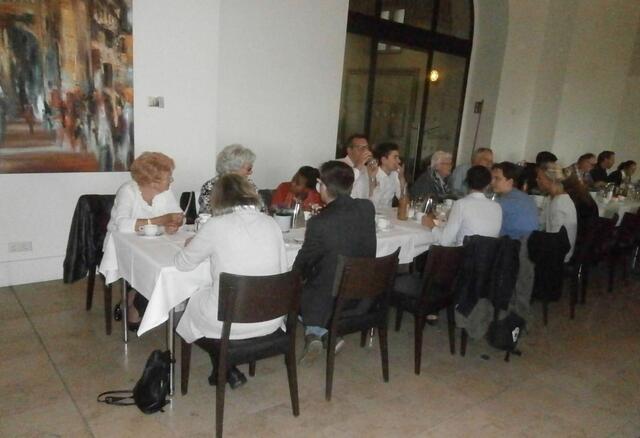 Stolperstein-Paten und Familienangehörige der Opfer...