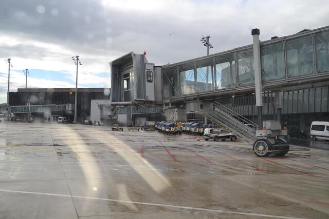 Der Flughafen vom Vorfeld aus gesehen