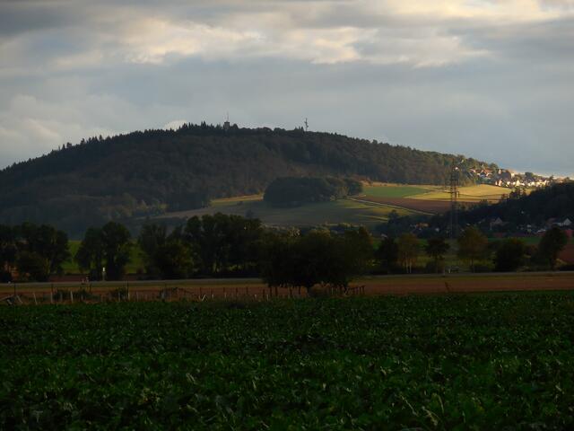 Der "Eisenberg" (rechts im Bild ein Teil von Goldhausen, einem Ortsteil von Korbach).