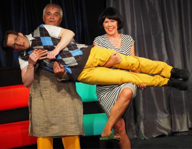 Pierre (Heinz Koch) und Clote (Claudia Riese) wollen Antoine (andreas Gräbe) "abservieren". Foto: Ian Richter