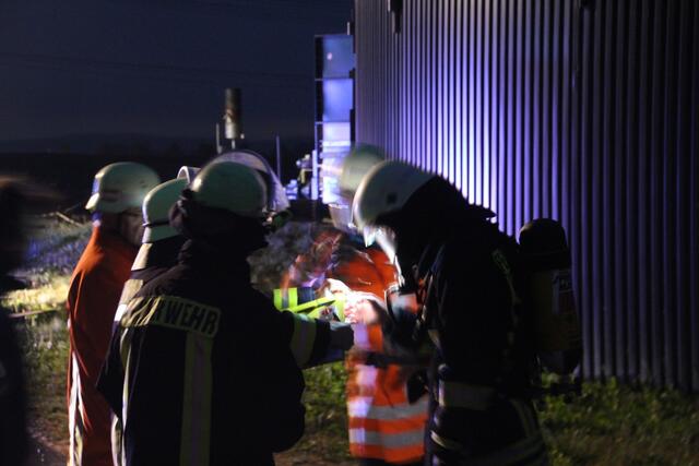 Atemschutzgeräteträger werden vor dem Einsatz eingewiesen