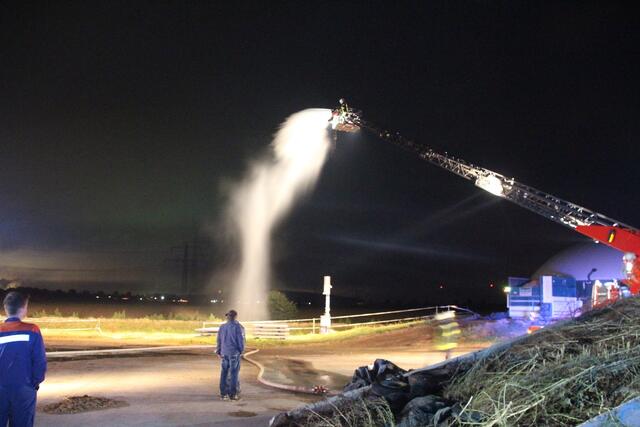 Über das Wenderohr der Drehleiter erfolgt die Wassergabe zur vermeintlichen Brandbekämpfung