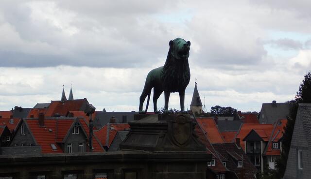 Goslar spielte auch eine wichtige Rolle im Konflikt der beiden Vettern Kaiser Barbarossa und Heinrich der Löwe. Nachdem der Braunschweiger die Vogtei Goslar zunächst zum Lehen erhalten hatte, belagerte er 1167 die Stadt.