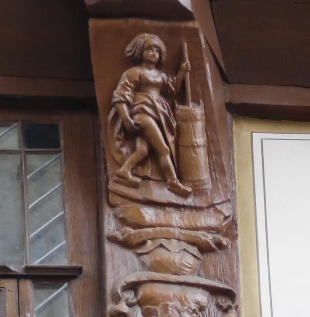Während sie mit der einen Hand buttert, kratzt sie sich mit der anderen am entbößten Po.