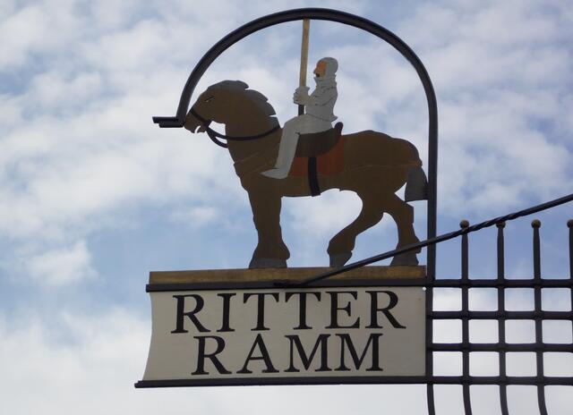 Der Sage nach hat das Pferd des Ritters Ramm beim Scharren mit den Hufen im Boden eine Silberader freigelegt.