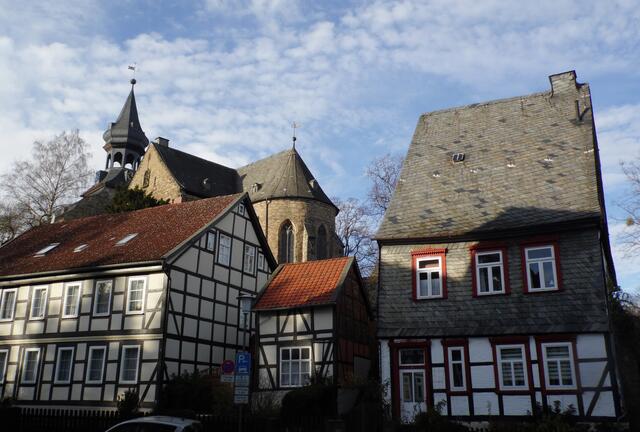 Die ehemalige Klosterkirche St. Peter und Paul aus der ersten Hälfte des 12. Jahrhunderts steht auf dem Frankenberg. An diesem siedelten sich vor einem Jahrtausend die Berg- und Hüttenleute an. Es waren Fachkräfte, die vermutlich aus dem Siegerland gekommen waren und deswegen von den einheimischen Sachsen Franken genannt wurden.