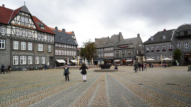 Der Marktplatz ist der Mittelpunkt der Stadt. Grauer Schiefer prägt das Bild an dessen Nordostseite.