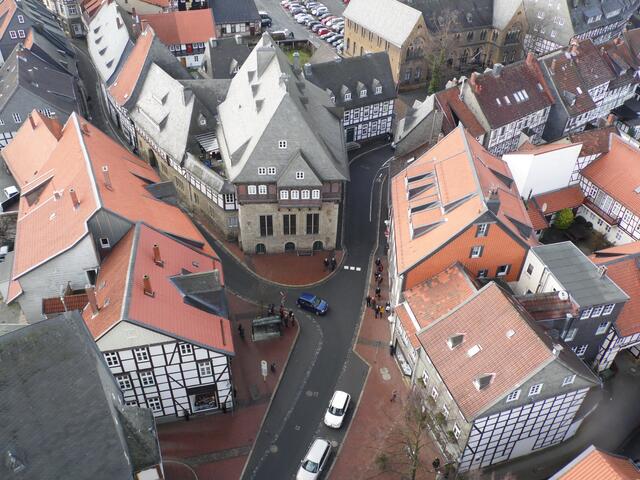 Patrizierhäuser an der Bergstraße. In der Mitte das ehemalige Bäckergildehaus. Der obere Fachwerkstock wurde im Jahr 1557 auf den älteren massiven Unterbau aufgesetzt.