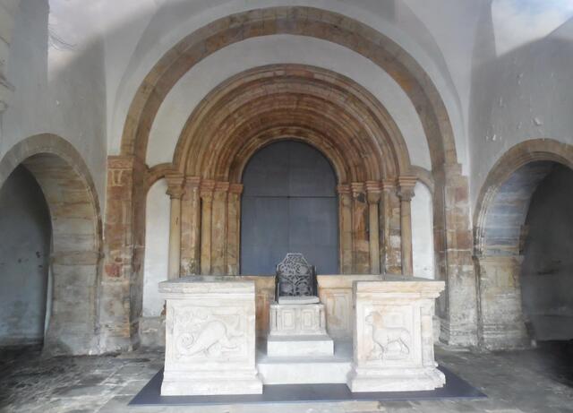Ein Blick in das Innere lohnt sich. Zu sehen ist der Sandsteinsockel mit dem Kaiserstuhl. Mit Drachen und Löwen wurde dieser Thron um etwa 1075 geschaffen.
