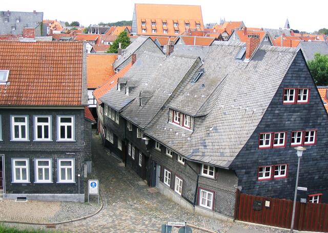 Häuser an der Straße Liebfrauenberg am Fuß der Kaiserpflalz.