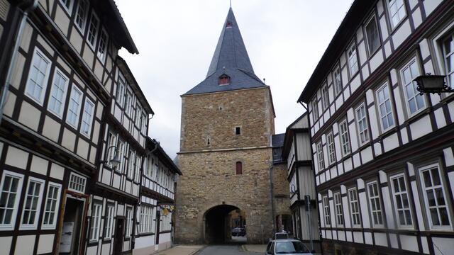 Durch das Breite Tor verlassen wir die Stadt.