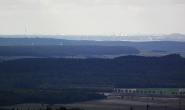 Links am Horizont der Telemax. Ganz rechts eine der beiden Kalihalden von Sehnde. Links daneben die weißen Zementwerke von Höver und Anderten. Davor das Bockmer Holz und davor die Zuckerfabrik bei Hohenhameln.