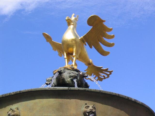 Der Adler auf dem Marktbrunnen ist das Wappentier der Stadt. Die untere Bronzeschale stammt aus dem 12. Jahrhundert, die obere aus dem 13. Ein einzigartiges Kunstwerk damaliger Zeit.