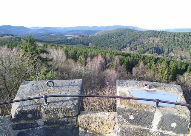 Von dort oben geht der Blick über den westlichen Harz und zum Bergwerk Rammelsberg hinüber.