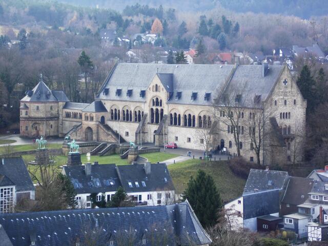 Nach Süden hin geht der Blick auf die Kaiserpfalz, den Herrschersitz.
