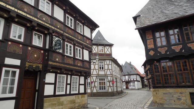 Fachwerkrosetten zur Verzierung des Balkenwerkes wurden ab 1550 eingeführt. Ein Glockengießer hat einst in diesem schönen Haus gewohnt.