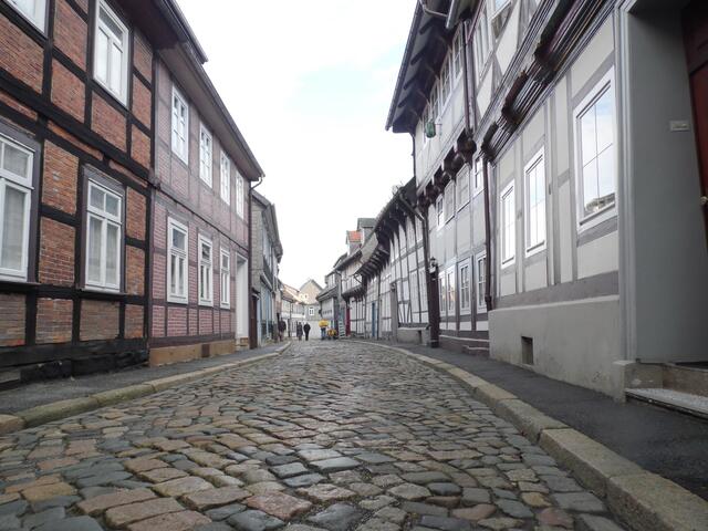 Die mittelalterlichen Straßen mussten eine Mindestbreite für Pferdefuhrwerke haben, war Goslar doch eine Handelsstadt, die sich zeitweise auch der Hanse angeschlossen hatte.