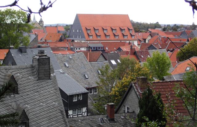 Nicht weit entfernt von Goslar im Oberharz wurde Schiefer abgebaut. Schon die Römer deckten Dächer mit den grauen Platten.