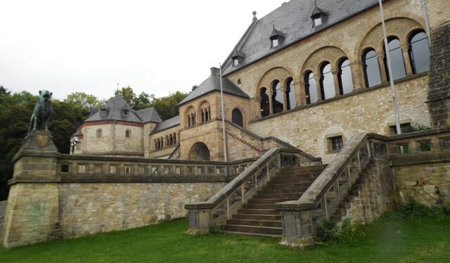 Reichs- und Hoftage fanden an diesem Ort statt. Links der Welfenlöwe, rechts daneben die Ulrichskapelle, ein einmaliger Bau in Deutschland. In ihm steht der Sarkophag Heinrich III., in dem, auf dessen Wunsch, aber nur sein Herz beigesetzt wurde. Der Kaisersaal hinter den großen Fenstern wurde nach der Gründung Deutschlands mit prächtigen Geschichtsbildern in Öl ausgemalt.