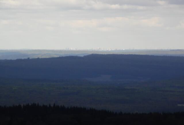 Mit dem Tele herangeholt die 70 km entfernte Stadtsilhouette von Hannover. In der Mitte als dunkler Fleck gerade so erkennbar der Rathausturm.