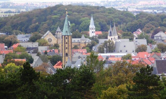 Sieben Kirchen gab es zur Kaiserzeit der Salier in der Stadt.