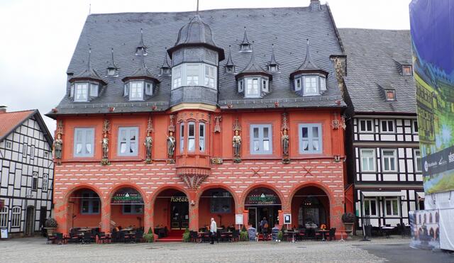 Das ehemalige Gildehaus Worth, heute Hotel Kaiserworth, bildet eine prächtige Kulisse dazu.
