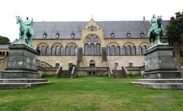 Die Kaiserpfalz war ein wichtiger Sitz der Salierkaiser, war im 11. Jahrhundert der größte Profanbau seiner Zeit und gilt als der bedeutendste des Mittelalters überhaupt.