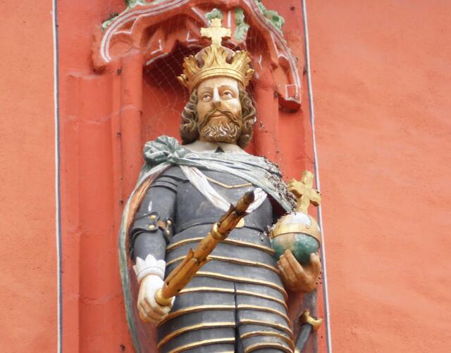 Viele Kaiser und Könige haben darauf Platz genommen. Der Reichsapfel symbolisiert die Weltherrschaft. Die heilige Lanze wurde in großen Schlachten als Glücksbringer vorangetragen.