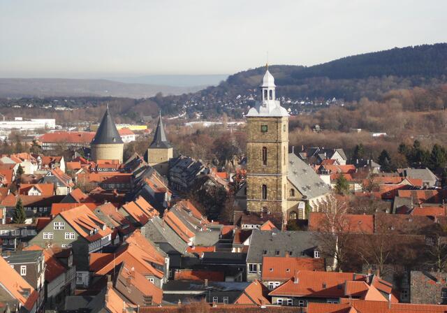 Der Blick geht über die Dächer zum Breiten Tor und zur  Stephaniekirche. Im 12. Jahrhundert wurde sie erbaut. Beim großen Stadtbrand vor 300 Jahren ging sie in Flammen auf und wurde wieder neu errichtet.