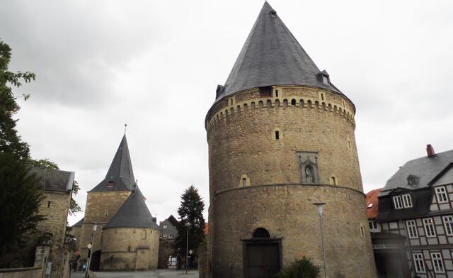Damit sind wir am Ende eines mittelalterlichen Rundgangs angekommen. Wir haben viel Historisches gesehen und Interessantes erfahren. 1000 Jahre haben auf diesem geschichtsträchtigen Boden ihre Spuren hinterlassen.