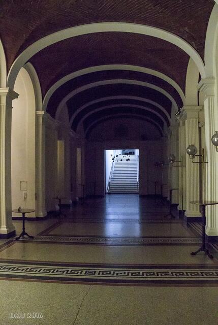 Im Foyer. Dies ist der einzige original erhaltene Teil des Opernhauses ...