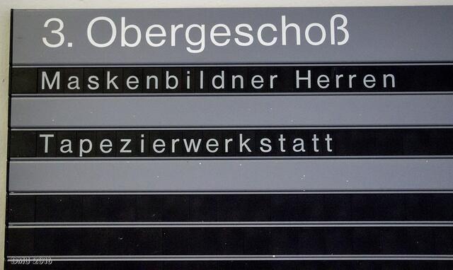 Nuja - vielleicht ist Tapezieren ja nötig zum Maskenbilden ... ;-)