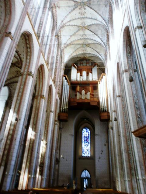 Gegenüber dem Buddenbrockhaus steht die Marienkirche. Sie beherbergt das höchste Backsteingewölbe der Welt mit 38,5 Metern Höhe im Mittelschiff.
