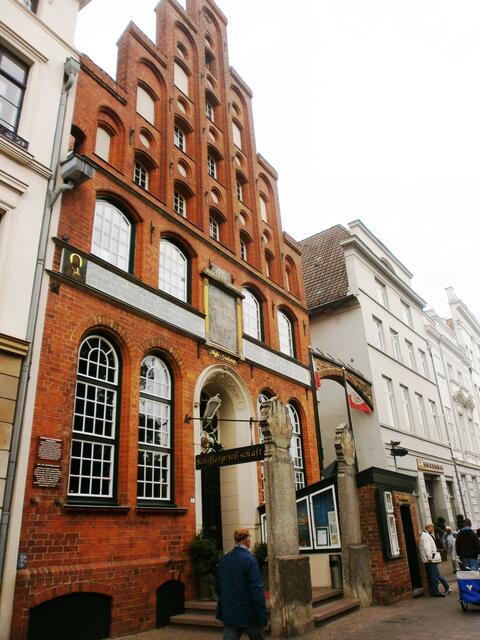 Gegenüber der Jakobikirche befindet sich die Schiffergesellschaft Lübeck. Sie  wurde am 26. Dezember 1401 als St.-Nikolaus-Bruderschaft gegründet. Hier kehren wir immer zum Abschluss unseres Spaziergangs ein.