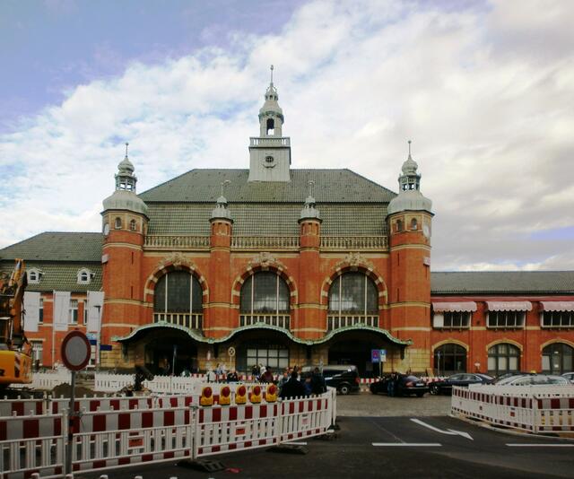 Die Außenfassade des Bahnhof erinnert an die gute alte Zeit. Er hat eine Jugendstilfassade aus roten Backsteinen und grüne Kupferdächer.