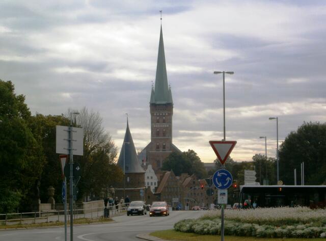 Es reckt sich vor uns der Turm der Petrikiche. Geht man auf ihn zu, baut sich ein Teil der Altstadt auf.