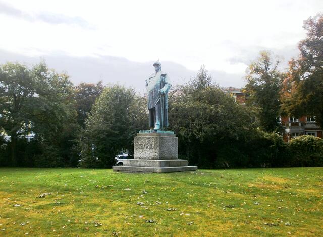 In der Grünanlage befinden sich zwei Denkmäler. Zum einen das Bismarck-Denkmal