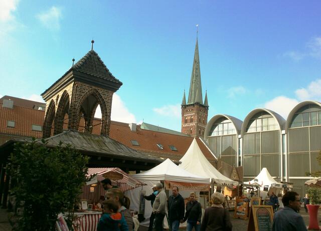 Hinter dem Rathaus ist der Markt-