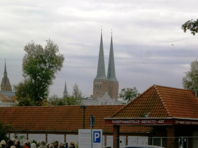 Der Lübecker Dom ist die erste große Backsteinkirche, die an der Ostsee gebaut wurde, und sie ist mit 130 Metern Länge eine der längsten Backsteinkirchen. 1247 wurde der Dom geweiht.