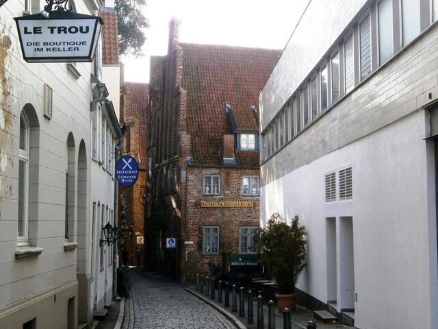 In der kleinen Gasse hier sehen wir das TheaterFigurenMuseum.