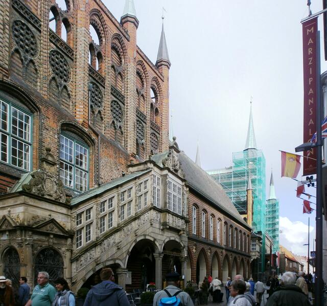 Das Rathaus ist eines der größten und bedeutendsten Rathäuser in ganz Deutschland. Mit dem Bau wurde kurz nach der Verleihung der Reichsfreiheit 1226 begonnen. Das Rathaus ist heute noch Sitz des Bürgermeisters. Sein Haupteingang ist in der Breiten Straße.